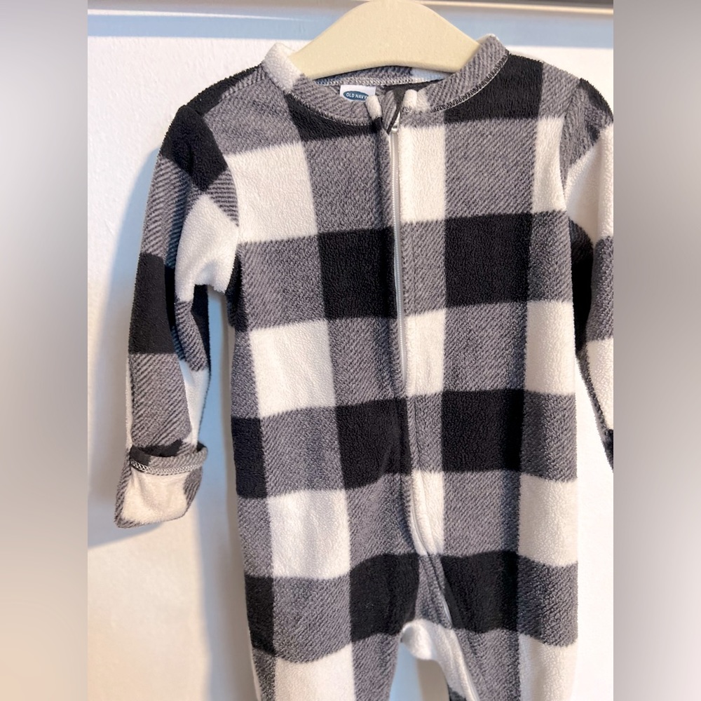 Old Navy Fleece Black and White Checkered Sleeper|Size:3-6months/6-9months - Picture 8 of 14